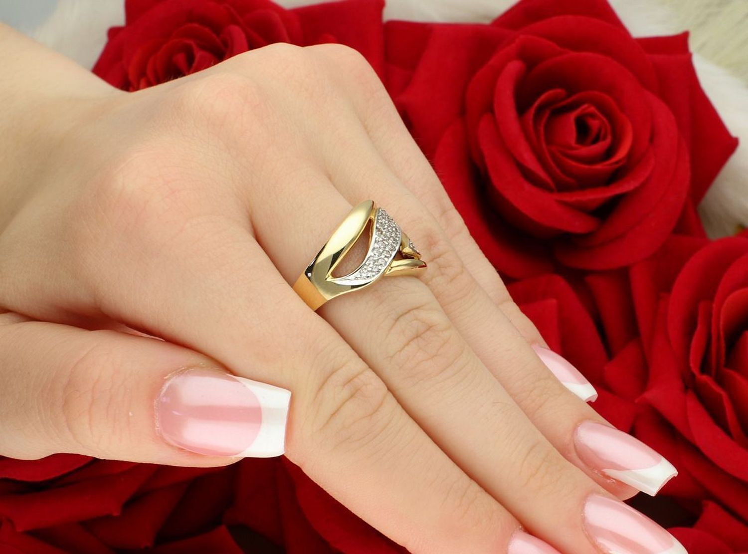 Szeroki pierścionek damski złoty próba 585, zdobiony cyrkoniami. Waga 6,80 g, szerokość górnej części 1,5 cm, szyna 5 mm. Stylowy i wygodny dodatek.1.jpg