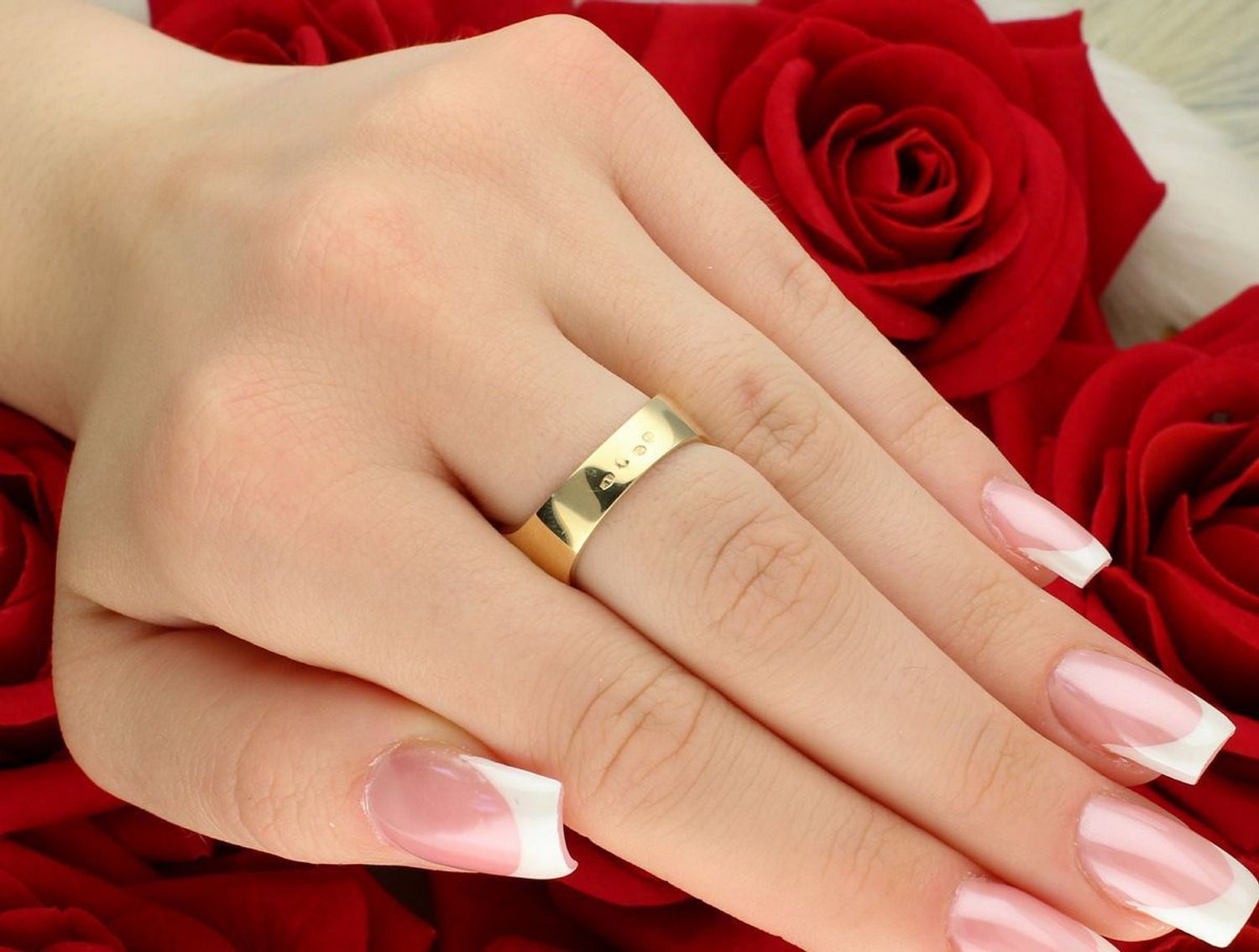 Szeroki pierścionek damski złoty próba 585, zdobiony cyrkoniami. Waga 6,80 g, szerokość górnej części 1,5 cm, szyna 5 mm. Stylowy i wygodny dodatek.1.jpg