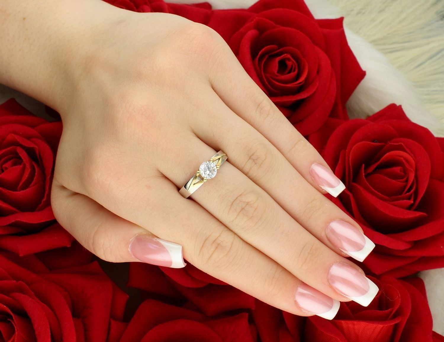 Pierścionek damski 585 z białego i żółtego złota, zdobiony dużą cyrkonią 6 mm. Elegancki i nowoczesny model DIA-PRS-8905-585 o wadze 2,66 g.1.jpg