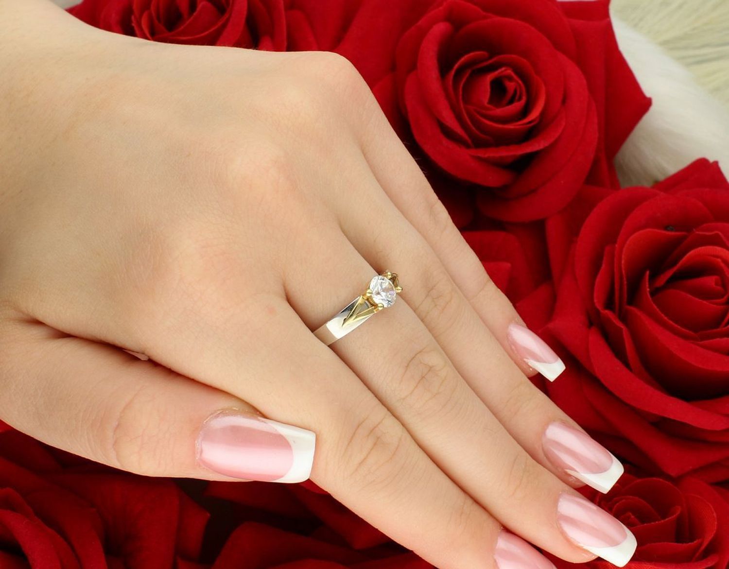 Pierścionek damski 585 z białego i żółtego złota, zdobiony dużą cyrkonią 6 mm. Elegancki i nowoczesny model DIA-PRS-8905-585 o wadze 2,66 g.1.jpg