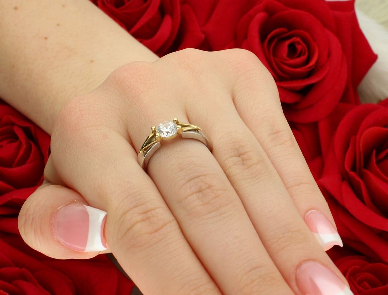 Pierścionek damski 585 z białego i żółtego złota, zdobiony dużą cyrkonią 6 mm. Elegancki i nowoczesny model DIA-PRS-8905-585 o wadze 2,66 g.1.jpg