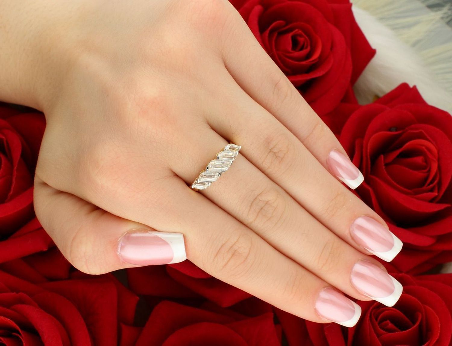 Złoty pierścionek damski próba 585 zdobiony cyrkoniami, rozmiar 17, waga 2,84 g, element ozdobny 2,0 cm x 5 mm, szerokość szyny 2 mm. Stylowa i wygodna biżuteria.1.jpg