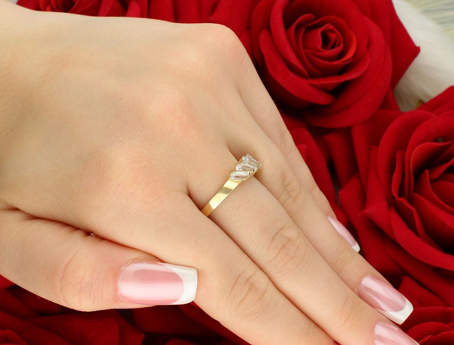 Złoty pierścionek damski próba 585 zdobiony cyrkoniami, rozmiar 17, waga 2,84 g, element ozdobny 2,0 cm x 5 mm, szerokość szyny 2 mm. Stylowa i wygodna biżuteria.1.jpg