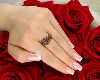 Złoty pierścionek damski DIA-PRS-8908-585 próby 585 z motywem liścia i czarnymi cyrkoniami. Waga 2,48 g, delikatna szyna 1 mm. Elegancja inspirowana naturą – gwarancja i opakowanie w zestawie.3.jpg