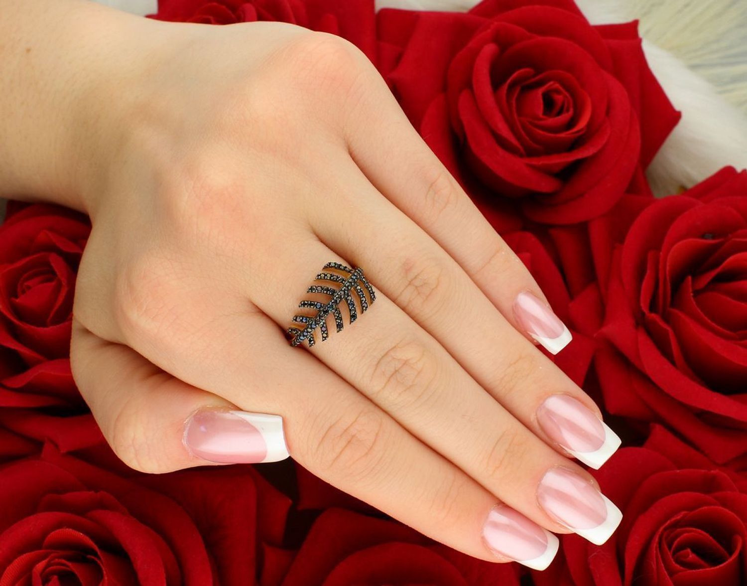 Złoty pierścionek damski DIA-PRS-8908-585 próby 585 z motywem liścia i czarnymi cyrkoniami. Waga 2,48 g, delikatna szyna 1 mm. Elegancja inspirowana naturą – gwarancja i opakowanie w zestawie.1.jpg