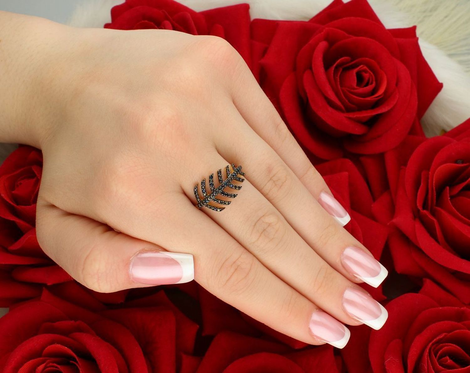 Złoty pierścionek damski DIA-PRS-8908-585 próby 585 z motywem liścia i czarnymi cyrkoniami. Waga 2,48 g, delikatna szyna 1 mm. Elegancja inspirowana naturą – gwarancja i opakowanie w zestawie.1.jpg