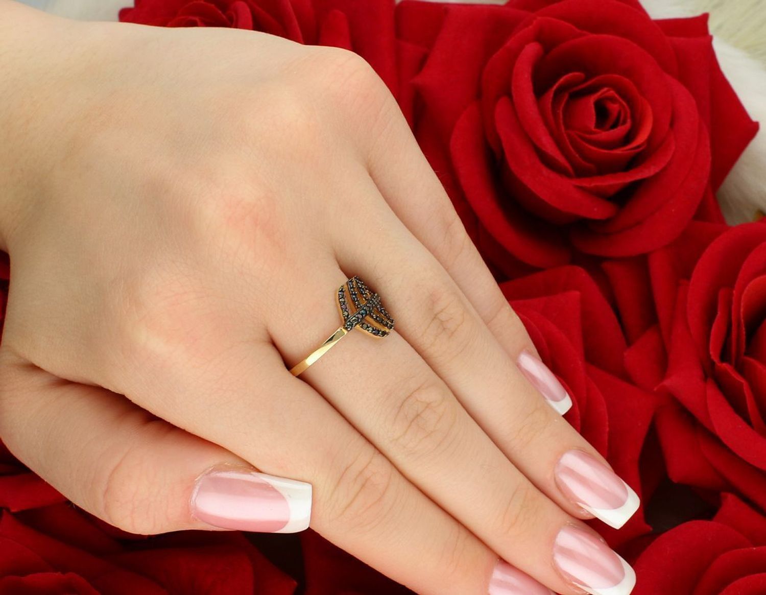 Złoty pierścionek damski DIA-PRS-8908-585 próby 585 z motywem liścia i czarnymi cyrkoniami. Waga 2,48 g, delikatna szyna 1 mm. Elegancja inspirowana naturą – gwarancja i opakowanie w zestawie.1.jpg