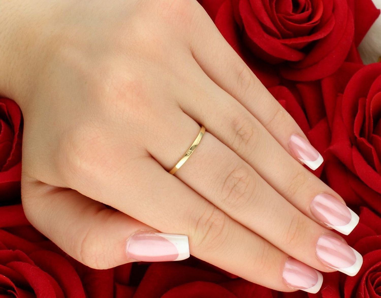 Złoty pierścionek damski DIA-PRS-8908-585 próby 585 z motywem liścia i czarnymi cyrkoniami. Waga 2,48 g, delikatna szyna 1 mm. Elegancja inspirowana naturą – gwarancja i opakowanie w zestawie.1.jpg