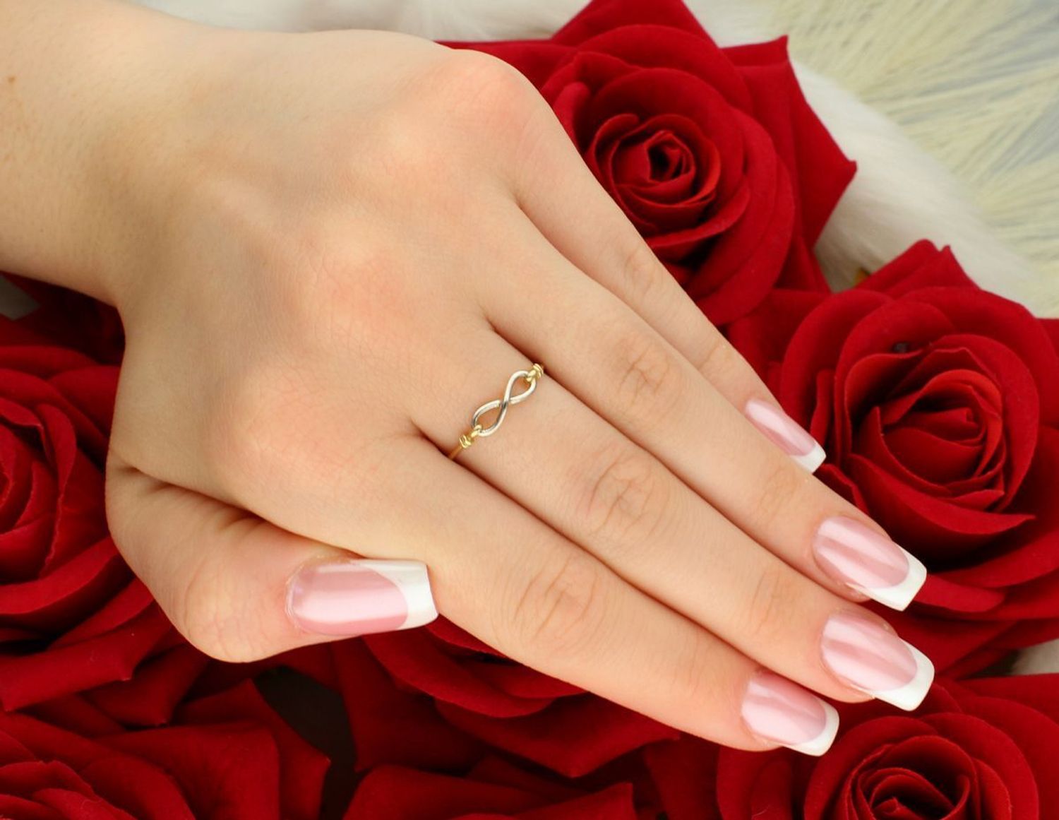 Złoty pierścionek damski 585 z symbolem nieskończoności. Model DIA-PRS-8910-585 z żółtego i białego złota, waga 0,81 g, rozmiar 14. Delikatna biżuteria z przesłaniem.1.jpg