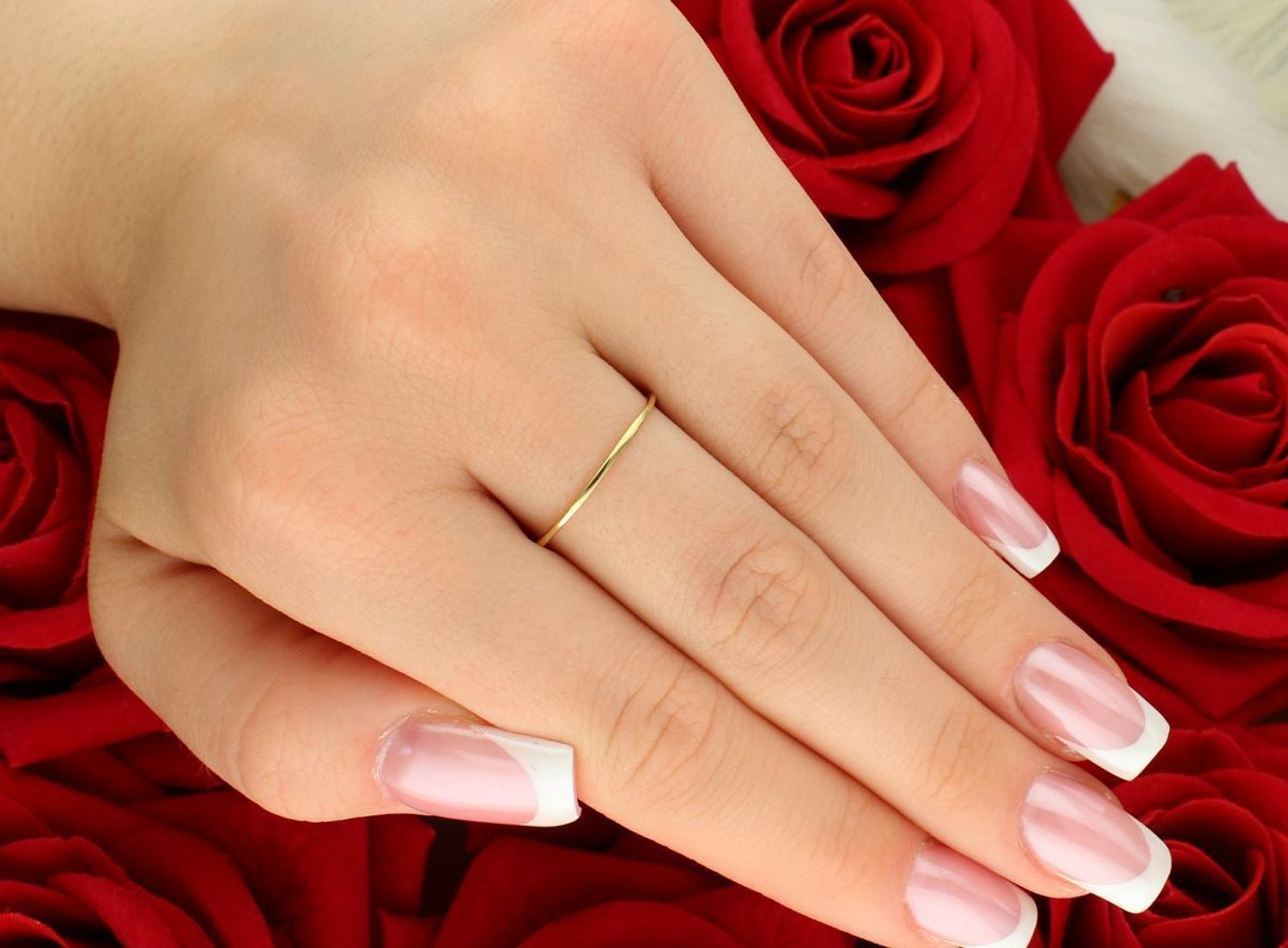 Złoty pierścionek damski 585 z symbolem nieskończoności. Model DIA-PRS-8910-585 z żółtego i białego złota, waga 0,81 g, rozmiar 14. Delikatna biżuteria z przesłaniem.1.jpg