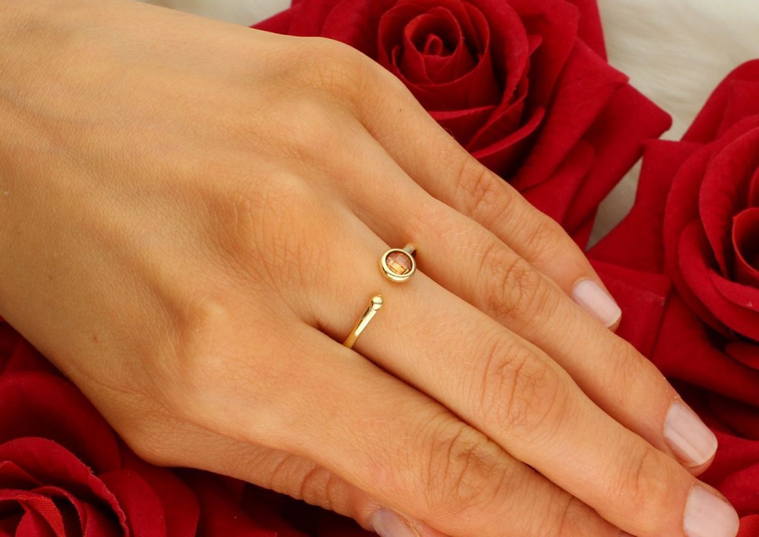 Asymetryczny pierścionek złoty 585 z pomarańczową cyrkonią (6 mm) i złotą kuleczką (2 mm). Przerywana forma, waga 1,62 g. Model DIA-PRS-8912-585 – nowoczesna elegancja.1.jpg