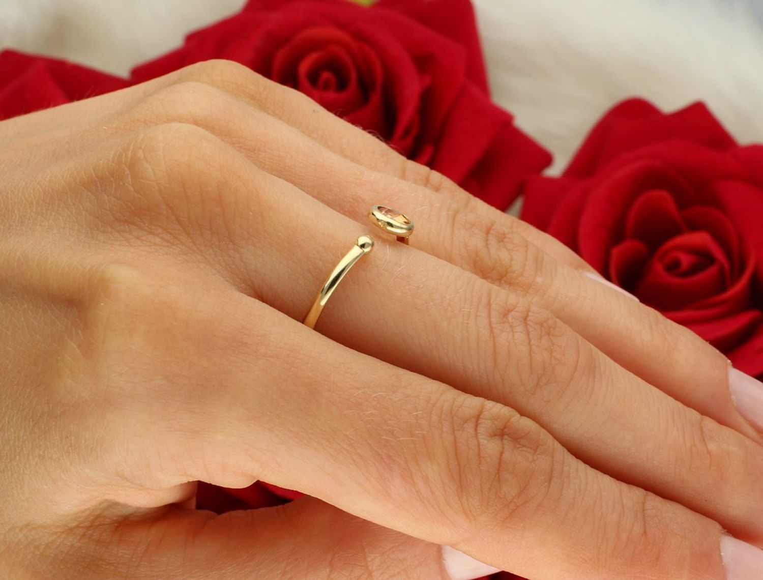 Asymetryczny pierścionek złoty 585 z pomarańczową cyrkonią (6 mm) i złotą kuleczką (2 mm). Przerywana forma, waga 1,62 g. Model DIA-PRS-8912-585 – nowoczesna elegancja.1.jpg