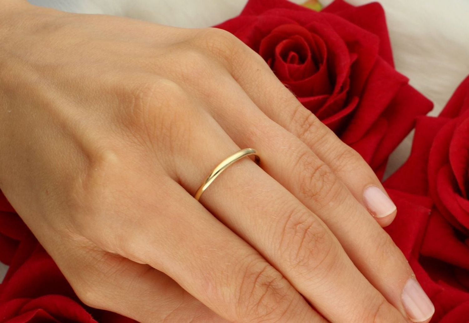 Asymetryczny pierścionek złoty 585 z pomarańczową cyrkonią (6 mm) i złotą kuleczką (2 mm). Przerywana forma, waga 1,62 g. Model DIA-PRS-8912-585 – nowoczesna elegancja.1.jpg