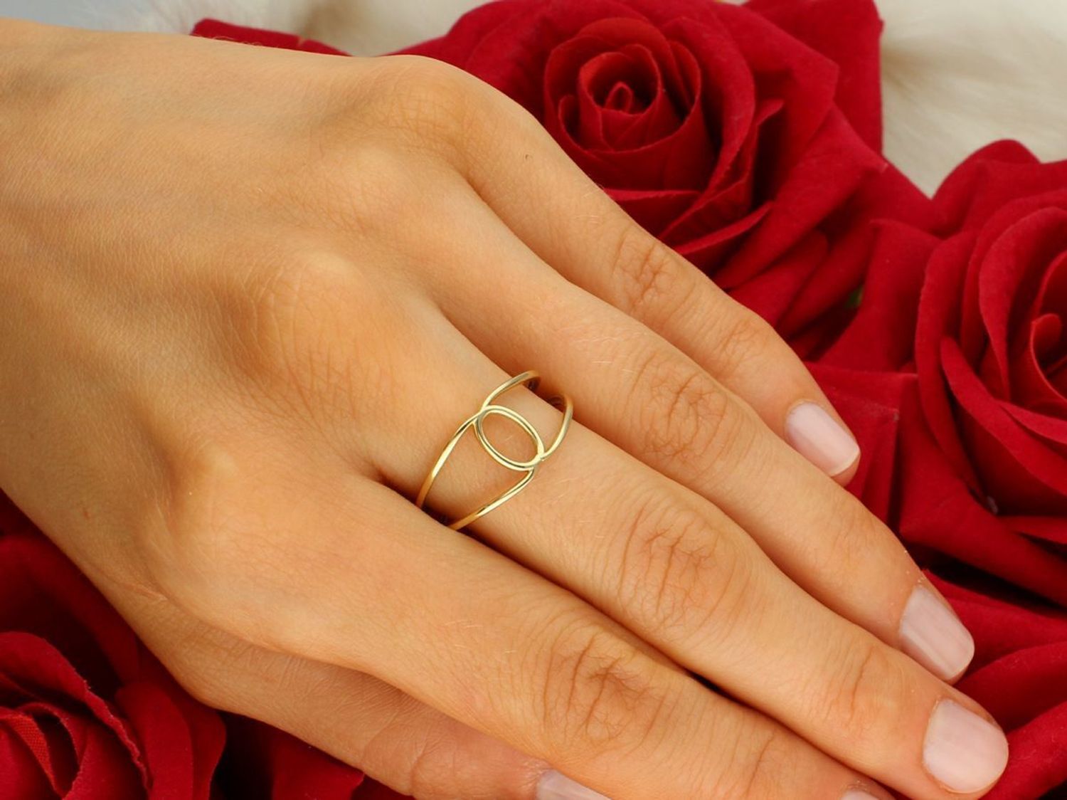 Złoty pierścionek damski próby 585 z przeplatanym wzorem. Górna część 1 cm, szyna 3 mm, waga 1,67 g. DIA-PRS-8913-585 – lekki, nowoczesny i subtelny design.1.jpg