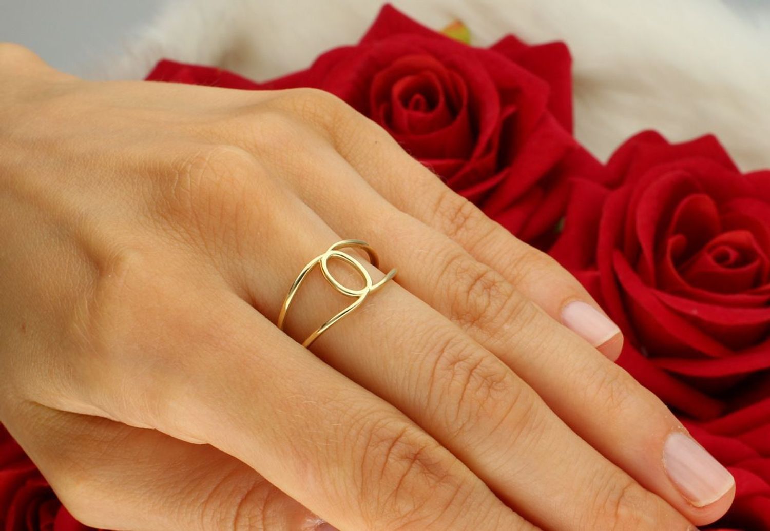 Złoty pierścionek damski próby 585 z przeplatanym wzorem. Górna część 1 cm, szyna 3 mm, waga 1,67 g. DIA-PRS-8913-585 – lekki, nowoczesny i subtelny design.1.jpg