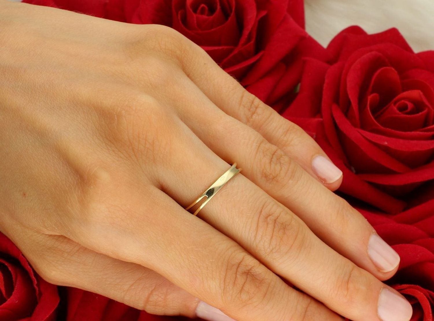 Złoty pierścionek damski próby 585 z przeplatanym wzorem. Górna część 1 cm, szyna 3 mm, waga 1,67 g. DIA-PRS-8913-585 – lekki, nowoczesny i subtelny design.1.jpg