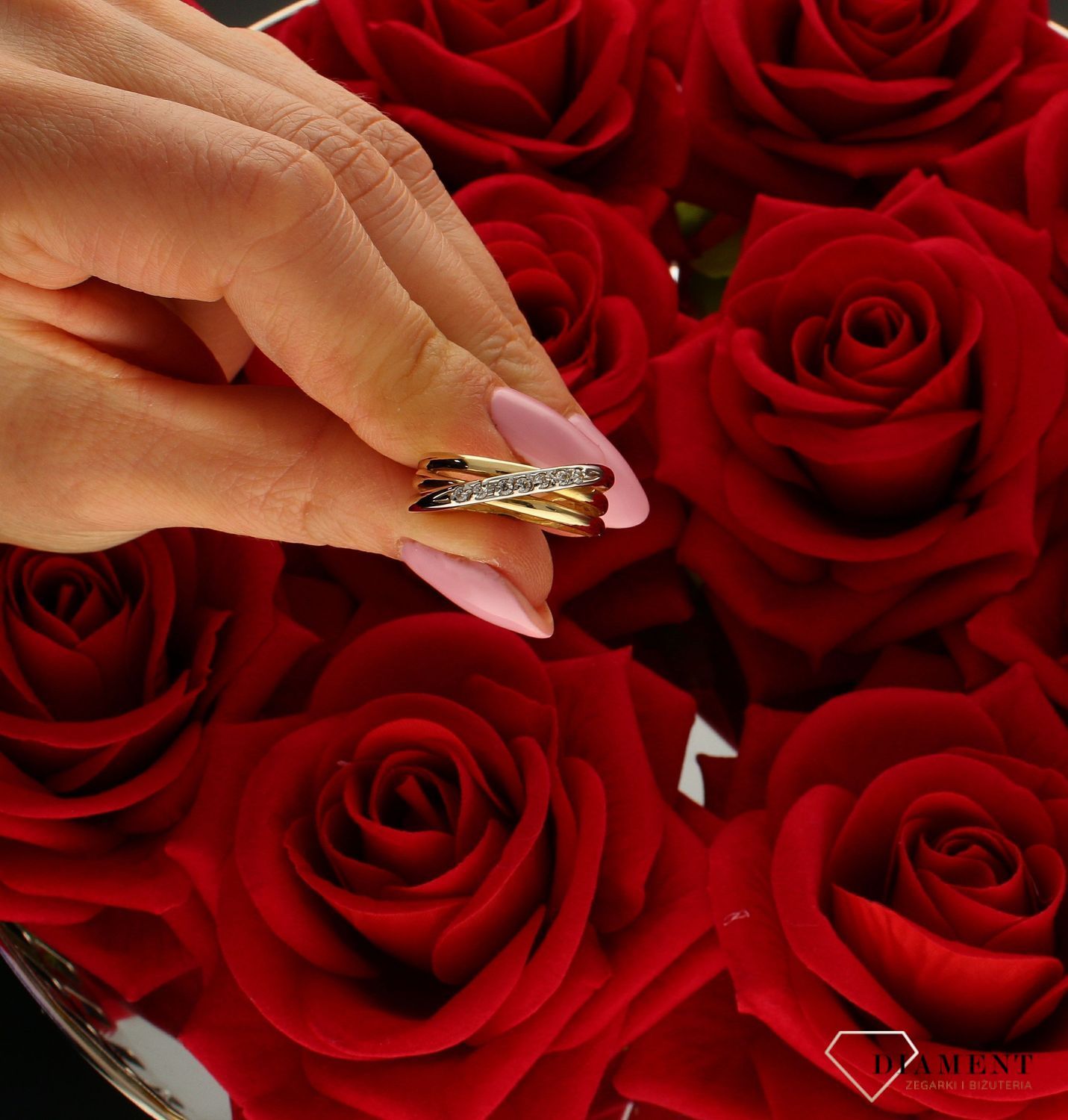 Złoty pierścionek damski Pasmo cyrkonii 585 DIA-PRS-8916-585. Szeroki pierścień damski. Damski pierścionek ze złota z  cyrkoniami. Ozdobny damski pierścionek. Na prezent z okazji rocznicy, na urodziny..jpg