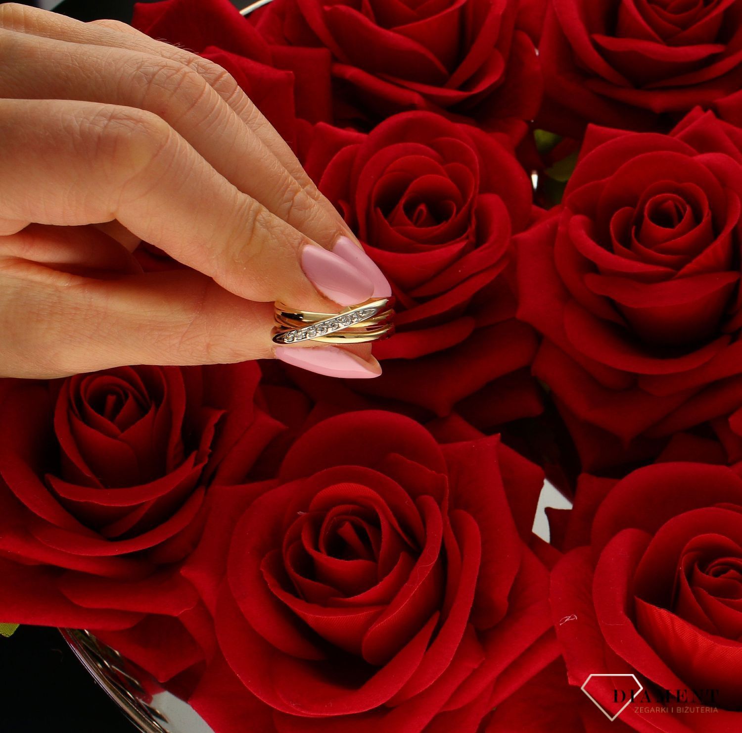 Złoty pierścionek damski Pasmo cyrkonii 585 DIA-PRS-8916-585. Szeroki pierścień damski. Damski pierścionek ze złota z  cyrkoniami. Ozdobny damski pierścionek. Na prezent z okazji rocznicy, na urodziny..jpg