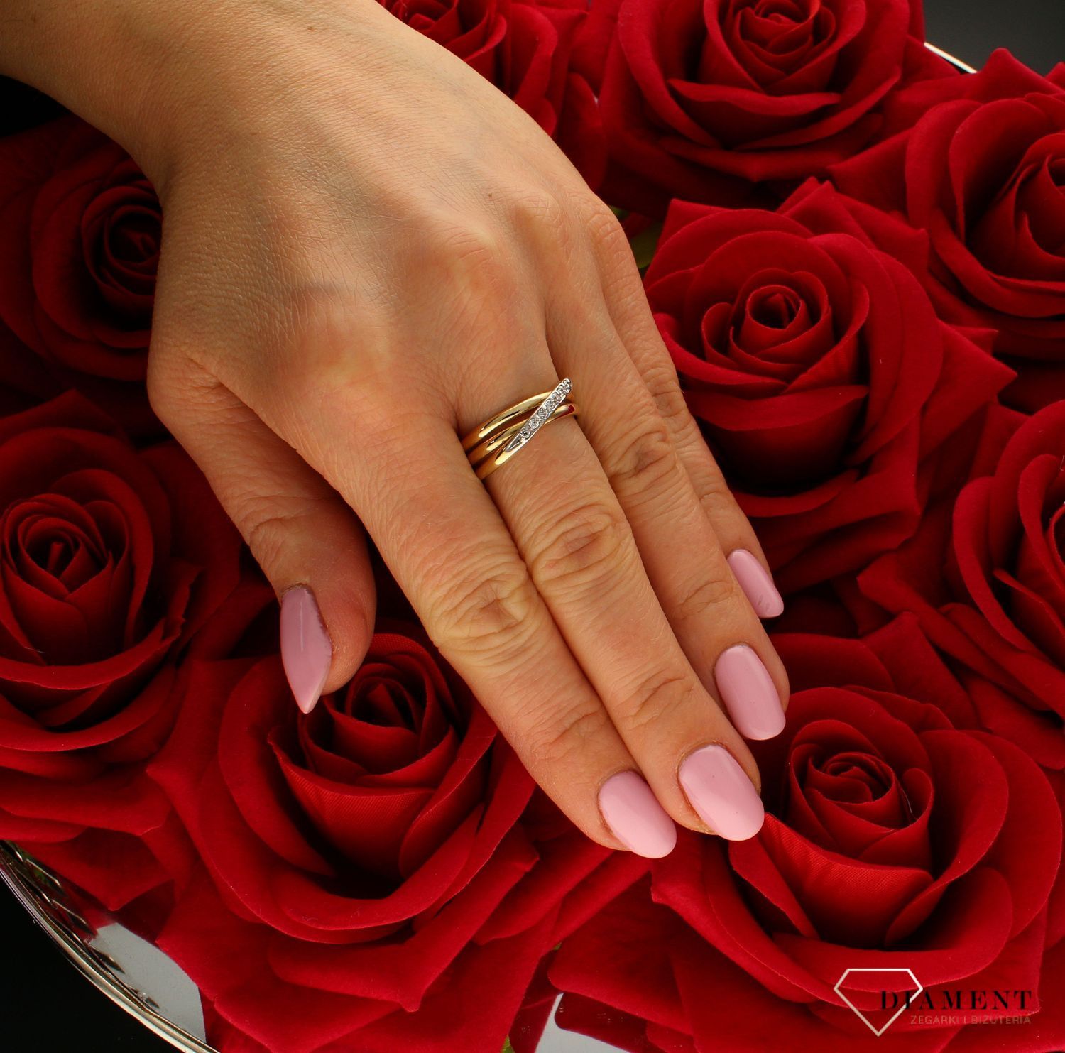 Złoty pierścionek damski Pasmo cyrkonii 585 DIA-PRS-8916-585. Szeroki pierścień damski. Damski pierścionek ze złota z  cyrkoniami. Ozdobny damski pierścionek. Na prezent z okazji rocznicy, na urodziny..jpg