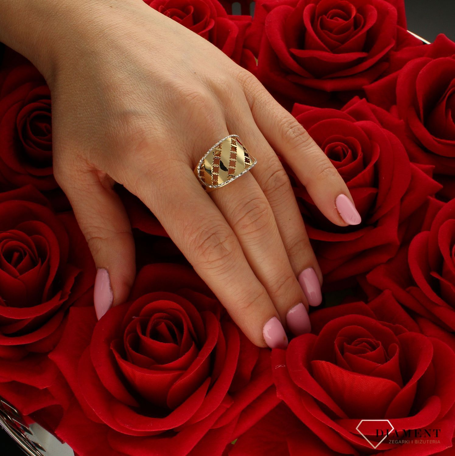 Złoty damski szeroki pierścionek z ażurowym wzorem 585 DIA-PRS-8918-585. Wysoki pierścień. Damski sygnet złoty. Bardzo duży pierścionek damski ze złota. Złoto z wyższej próby. świetnie się sprawdzi na prezent z okazji urodzi.jpg