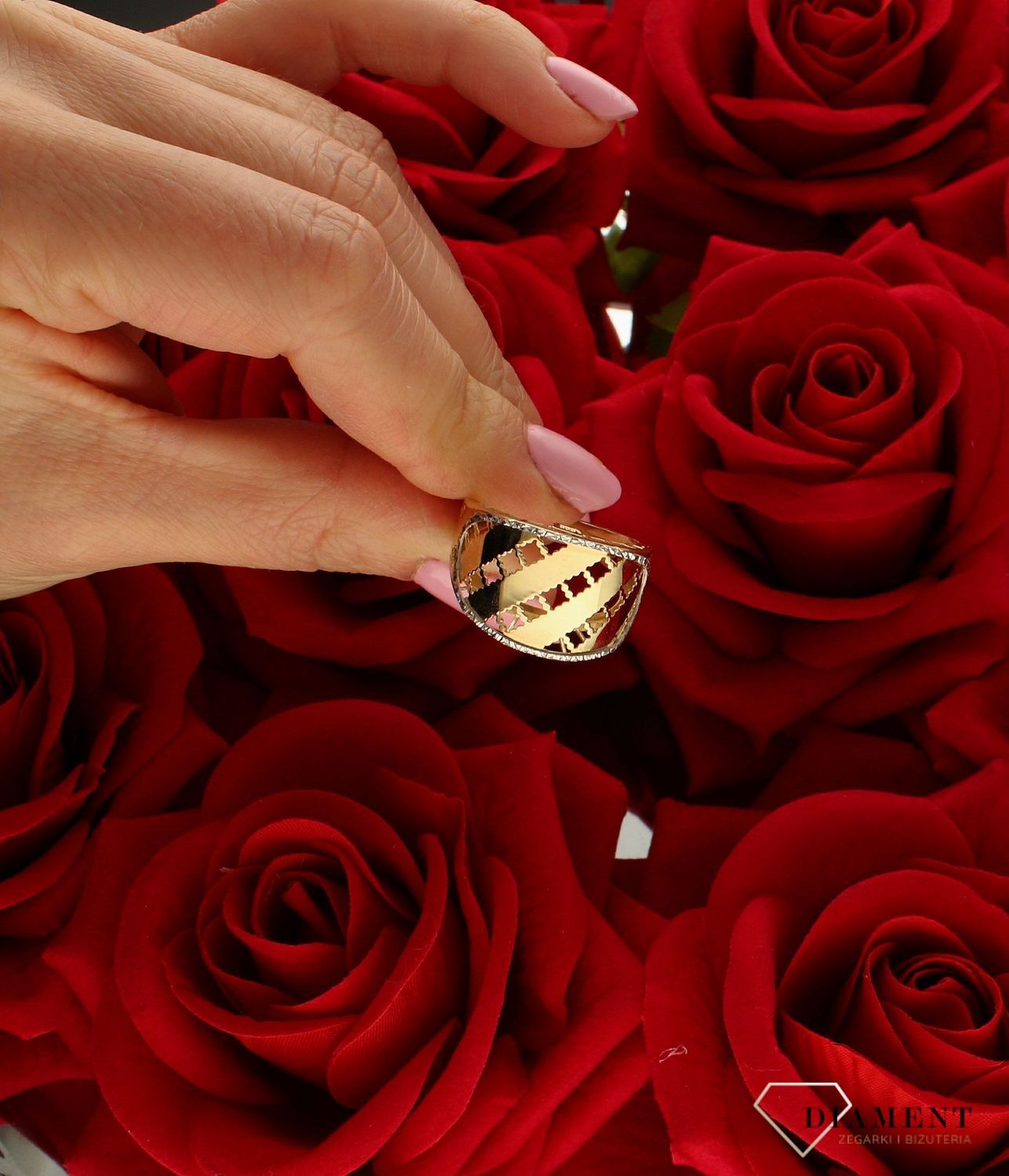 Złoty damski szeroki pierścionek z ażurowym wzorem 585 DIA-PRS-8918-585. Wysoki pierścień. Damski sygnet złoty. Bardzo duży pierścionek damski ze złota. Złoto z wyższej próby. świetnie się sprawdzi na prezent z okazji urodzi.jpg