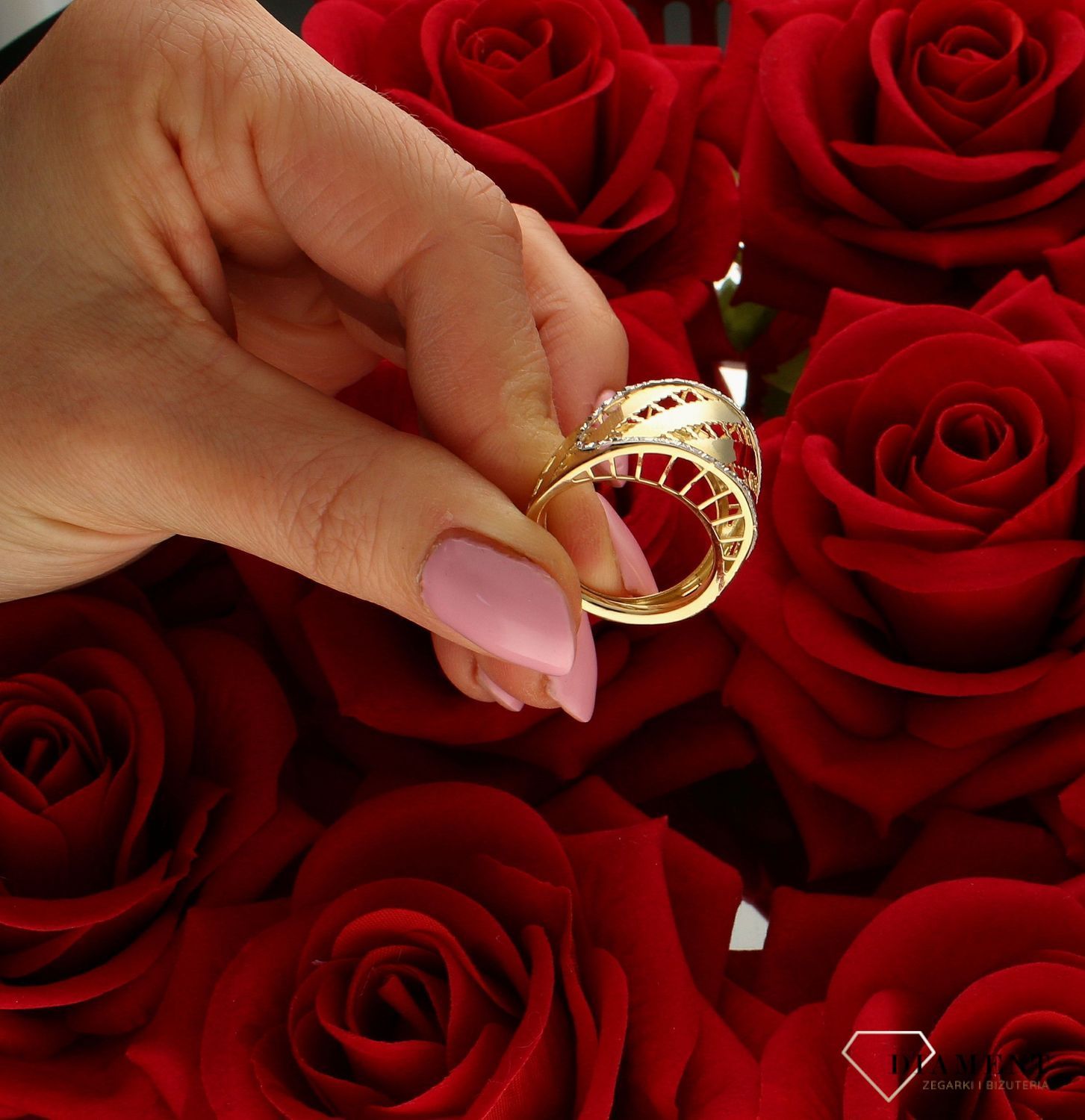 Złoty damski szeroki pierścionek z ażurowym wzorem 585 DIA-PRS-8918-585. Wysoki pierścień. Damski sygnet złoty. Bardzo duży pierścionek damski ze złota. Złoto z wyższej próby. świetnie się sprawdzi na prezent z okazji urodzi.jpg