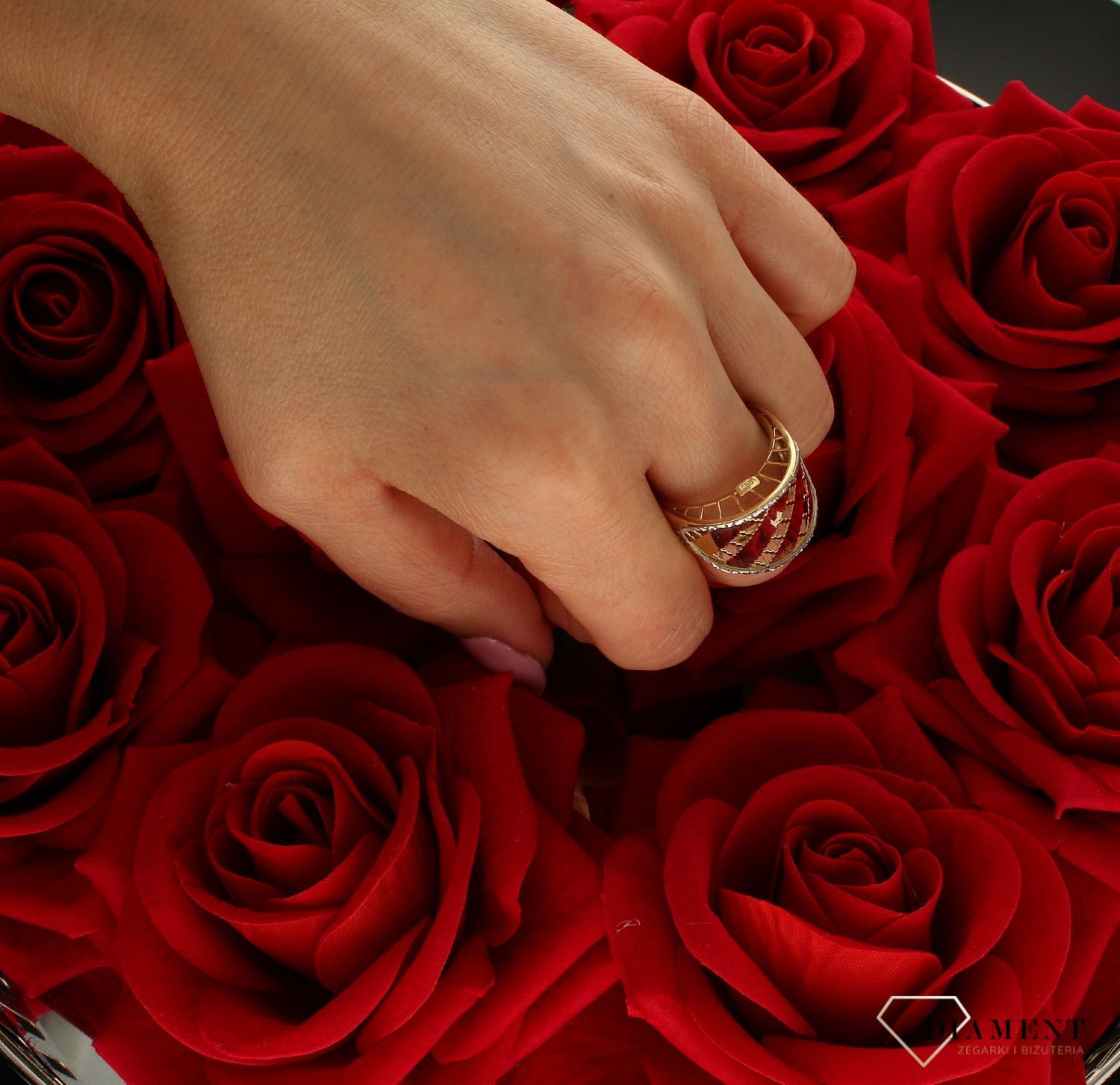 Złoty damski szeroki pierścionek z ażurowym wzorem 585 DIA-PRS-8918-585. Wysoki pierścień. Damski sygnet złoty. Bardzo duży pierścionek damski ze złota. Złoto z wyższej próby. świetnie się sprawdzi na prezent z okazji urodzi.jpg