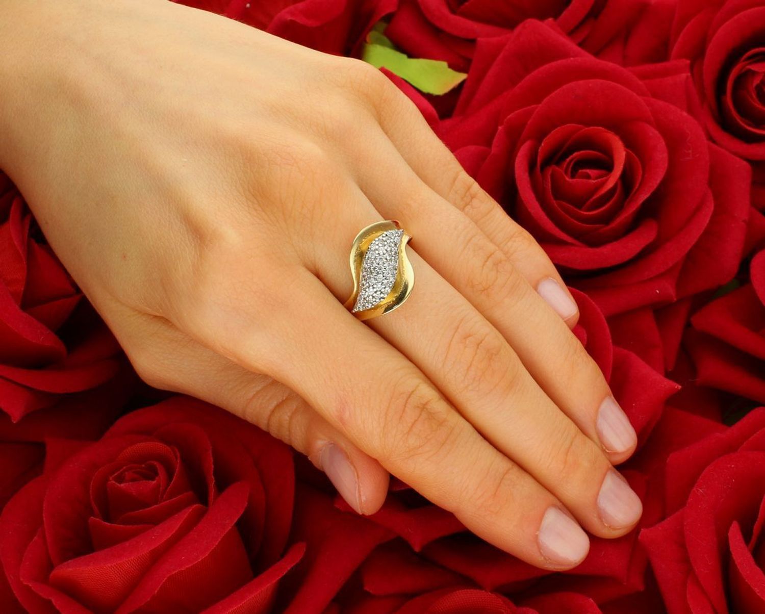 Złoty pierścionek łezka z cyrkonii próba 585, DIA-PRS-8920-585. Złoty pierścionek wykonany z najwyższej jakości złota próby 585. Biała cyrkonia dodaje mu subtelnego blasku, a złota oprawa 1.jpg