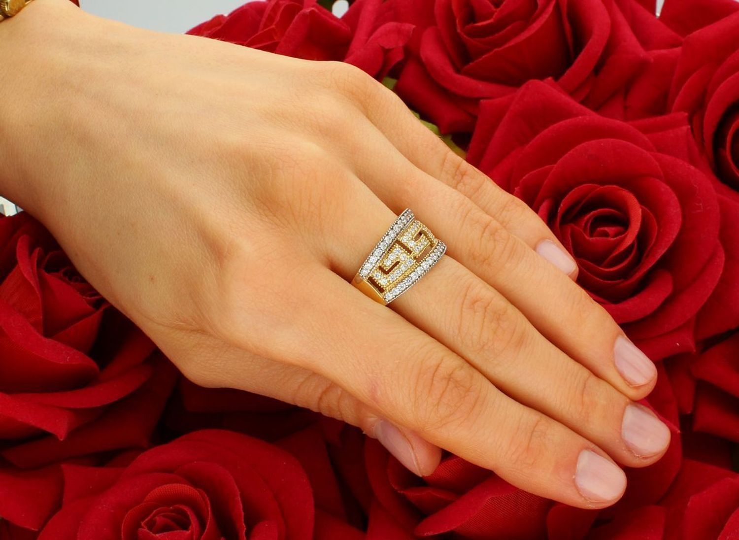 Złoty pierścionek szeroki droga grecka próba 585, DIA-PRS-8921-585. Złoty pierścionek z motywem greckim dodatkowo ozdobiony cyrkonią to doskonały wybór dla osób, które cenią klasyczne 2.jpg