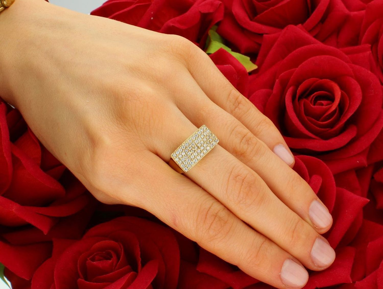 Złoty pierścionek rząd cyrkonii próba 585, DIA-PRS-8923-585. Złoty pierścionek z rzędem cyrkonii to elegancka biżuteria, która łączy klasyczną złotą oprawę z blaskiem cyrkonii. 1.jpg