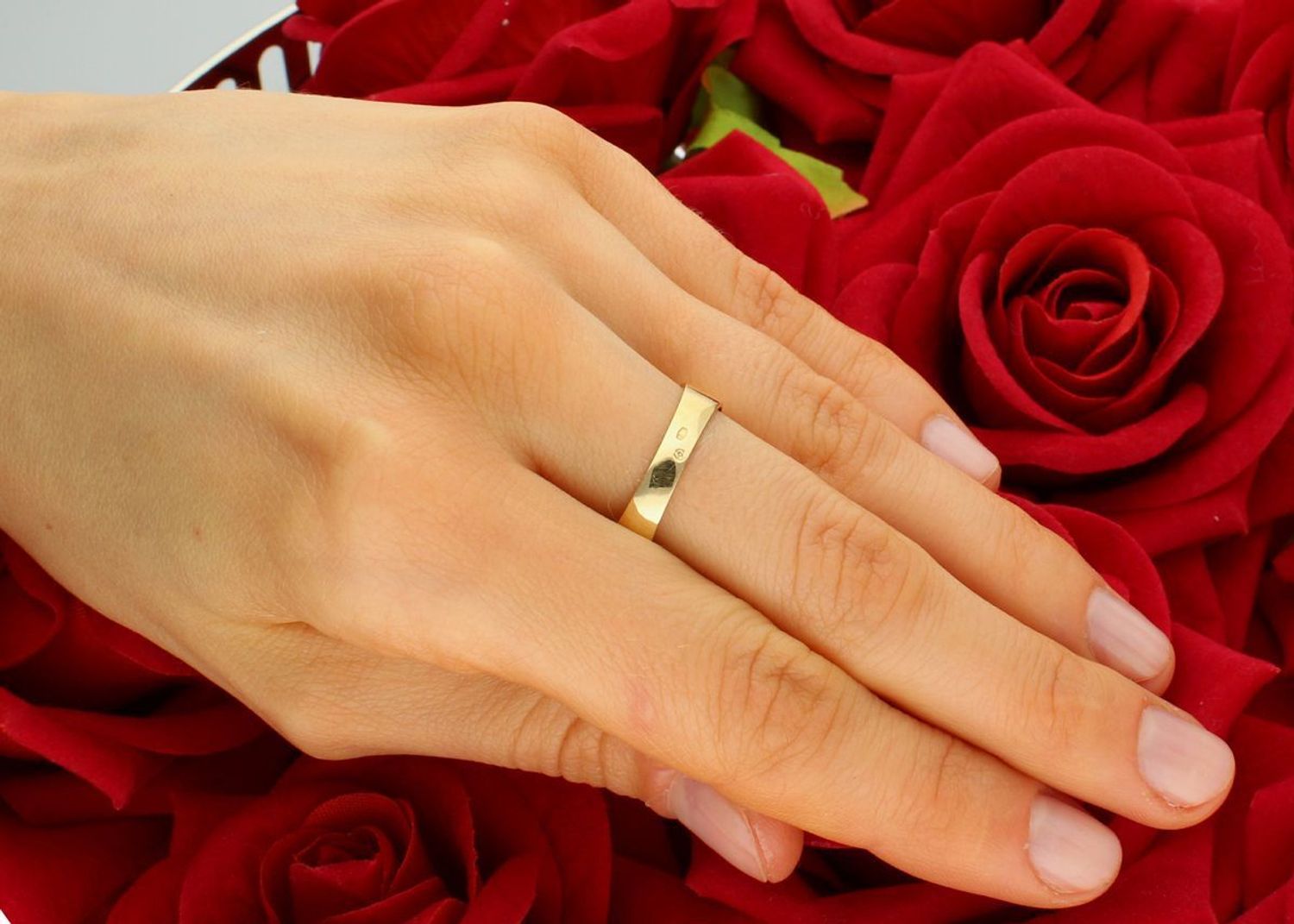 Złoty pierścionek rząd cyrkonii próba 585, DIA-PRS-8923-585. Złoty pierścionek z rzędem cyrkonii to elegancka biżuteria, która łączy klasyczną złotą oprawę z blaskiem cyrkonii. 1.jpg