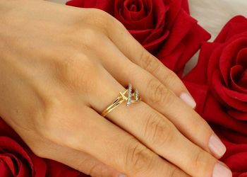 Elegancki złoty pierścionek próby 585 z cyrkoniami, model DIA-PRS-8924-585. Pleciony wzór, waga 3,18 g, rozmiar 18. Idealny na prezent lub wyjątkową okazję.3.jpg