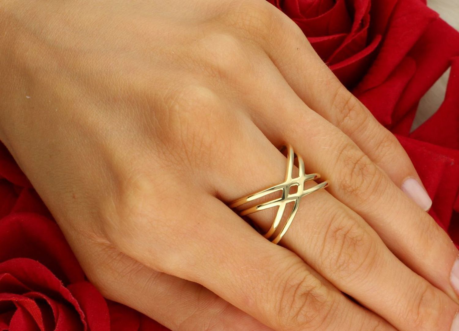 Złoty pierścionek damski próby 585, szeroki, o eleganckim designie. Rozmiar 18, szerokość górnej części 1,4 cm, dolna część 6 mm. Waga 3,46 g.1.jpg