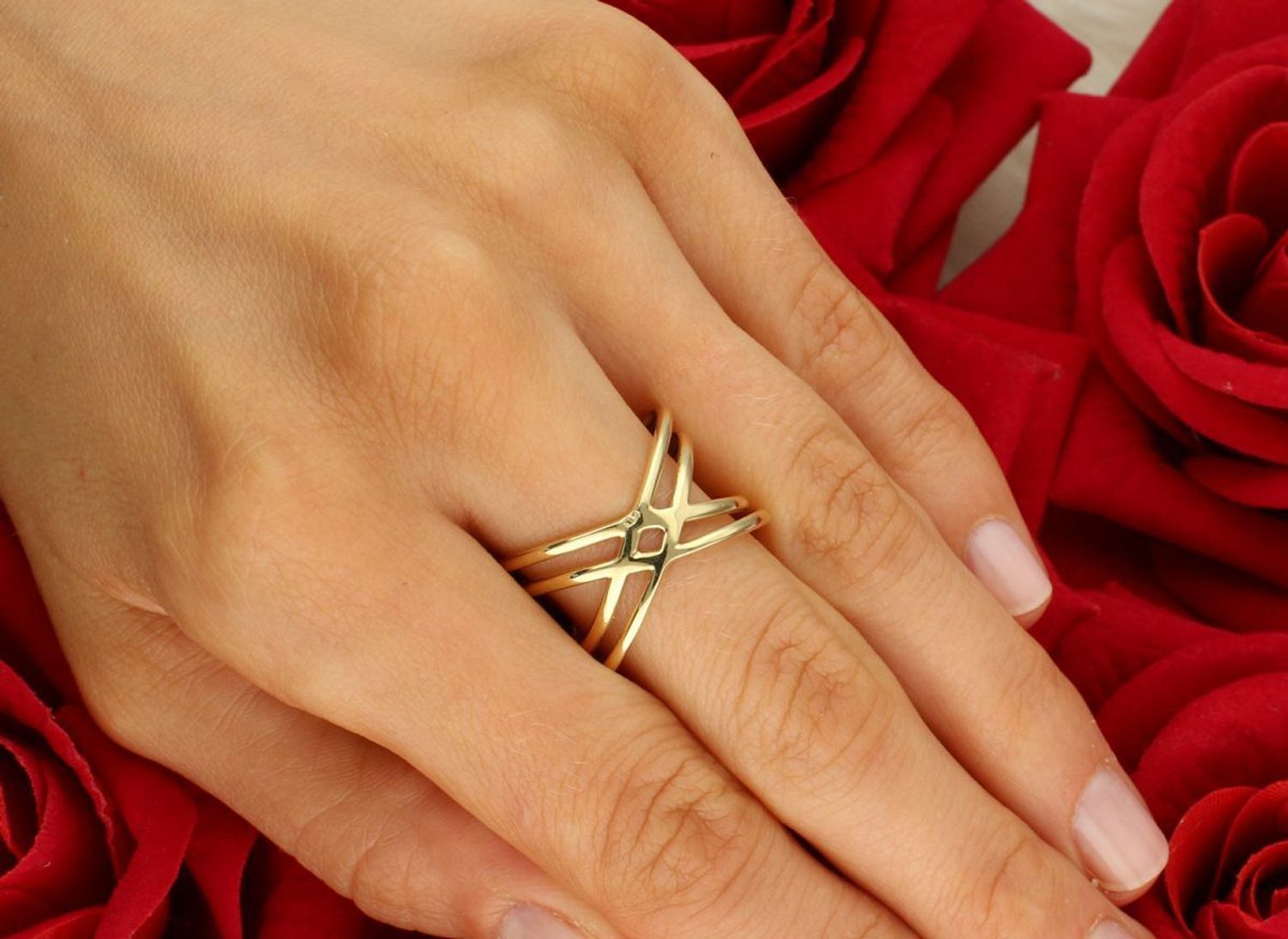 Złoty pierścionek damski próby 585, szeroki, o eleganckim designie. Rozmiar 18, szerokość górnej części 1,4 cm, dolna część 6 mm. Waga 3,46 g.1.jpg