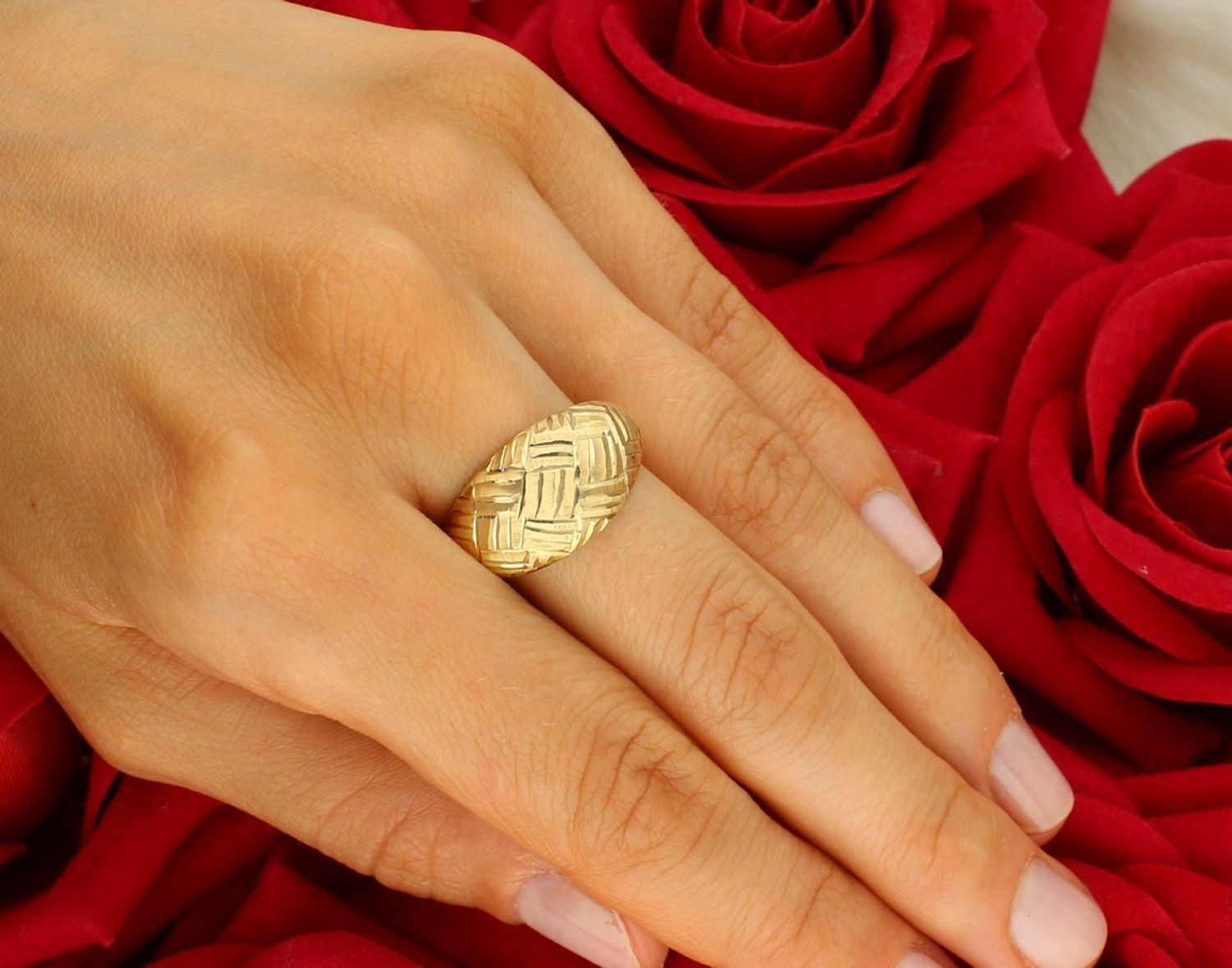 Złoty pierścionek próby 585 z ozdobnym wzorem. Szerokość górnej części 1,2 cm, szyna 2 mm, waga 2,72 g. Model DIA-PRS-8926-585 – klasyka z eleganckim detalem.1.jpg