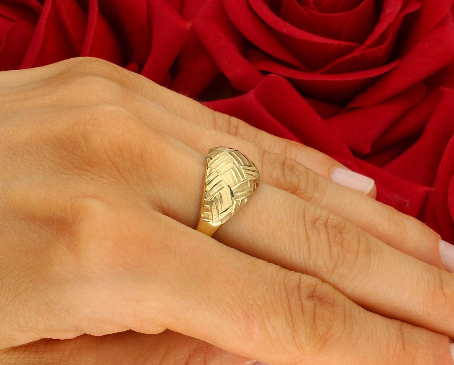 Złoty pierścionek próby 585 z ozdobnym wzorem. Szerokość górnej części 1,2 cm, szyna 2 mm, waga 2,72 g. Model DIA-PRS-8926-585 – klasyka z eleganckim detalem.1.jpg