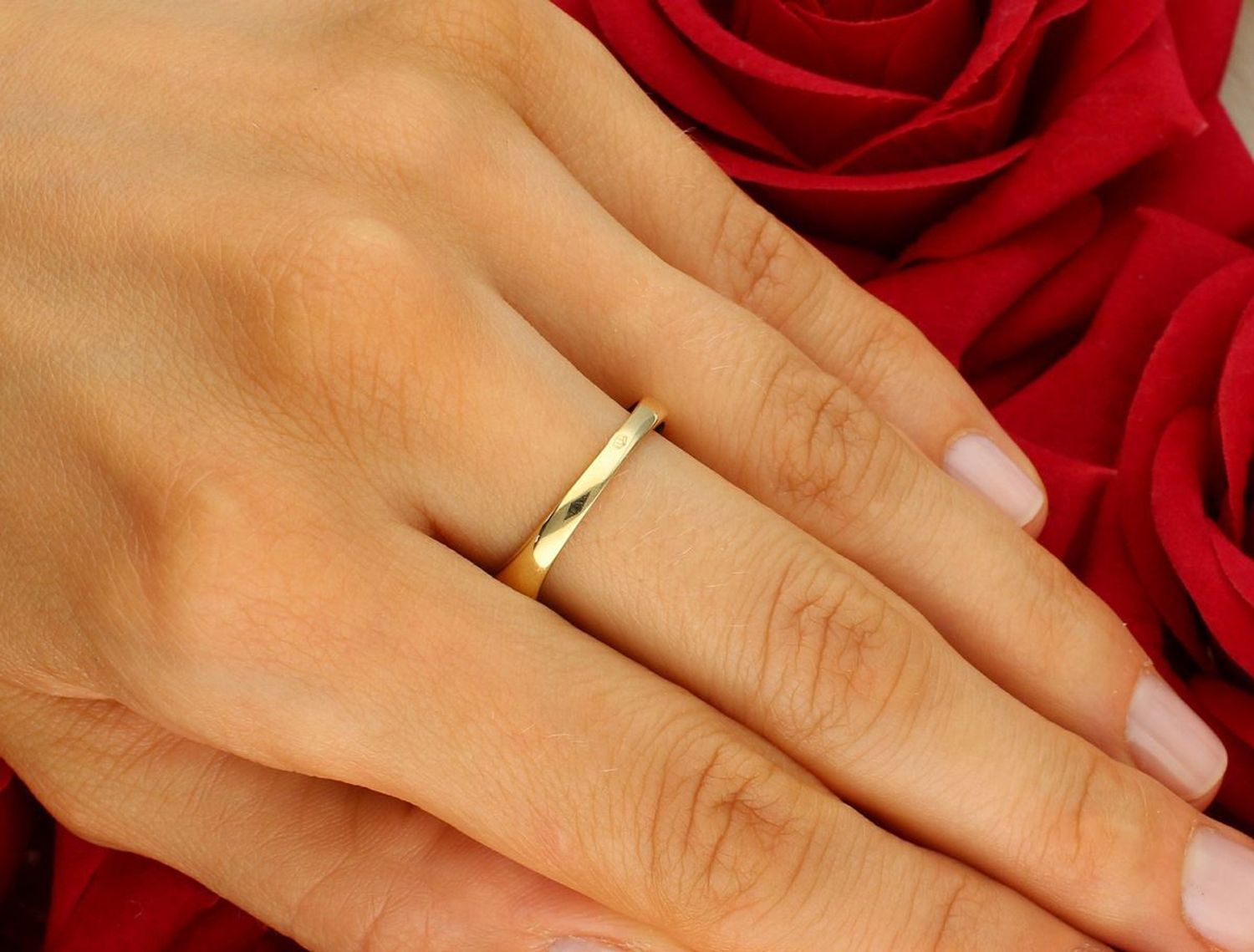 Złoty pierścionek próby 585 z ozdobnym wzorem. Szerokość górnej części 1,2 cm, szyna 2 mm, waga 2,72 g. Model DIA-PRS-8926-585 – klasyka z eleganckim detalem.1.jpg