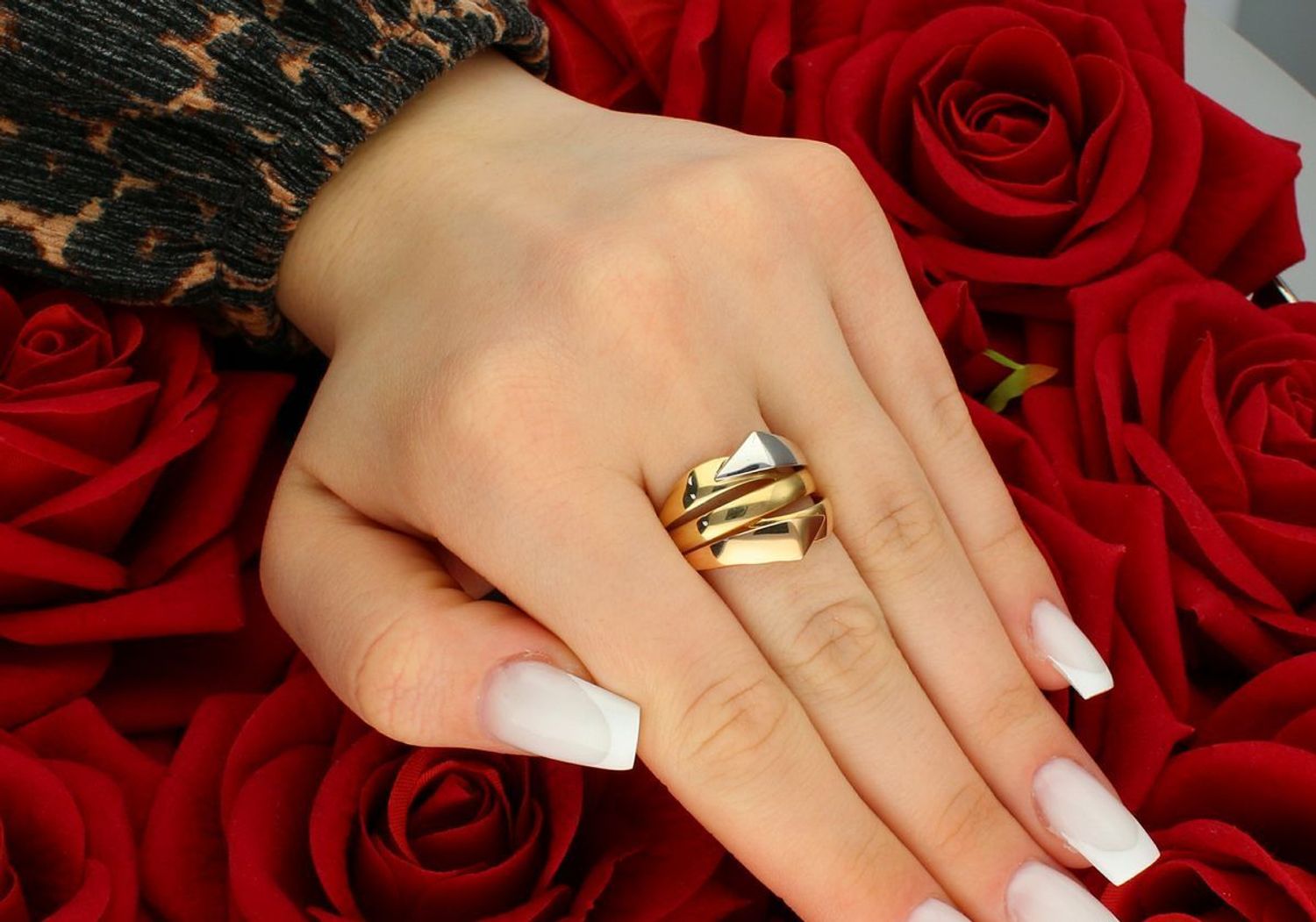 Złoty pierścionek szeroki z trzema kolorami złota próba 585 rozmiar 18, DIA-PRS-8927-585. Pierścionek jest wykonany z połączenia klasycznego żółtego, eleganckiego różowego i 2.jpg