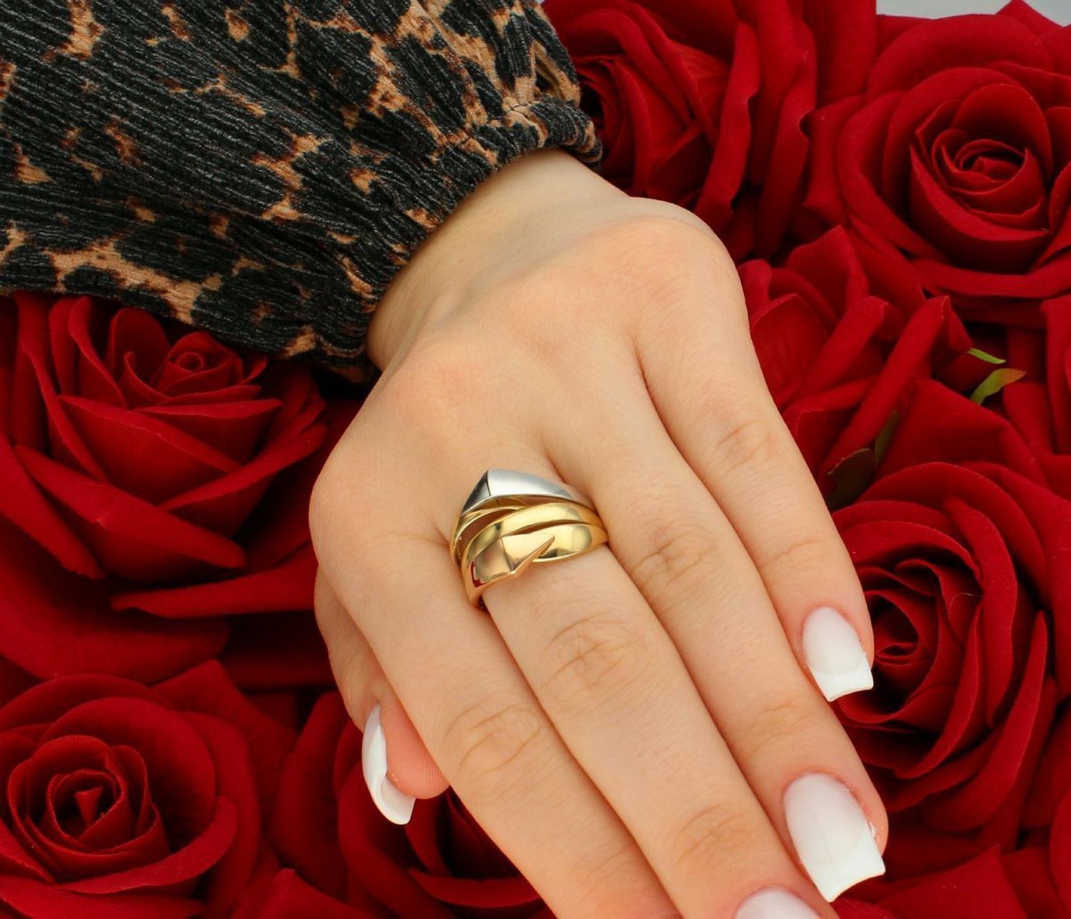 Złoty pierścionek szeroki z trzema kolorami złota próba 585 rozmiar 18, DIA-PRS-8927-585. Pierścionek jest wykonany z połączenia klasycznego żółtego, eleganckiego różowego i 2.jpg