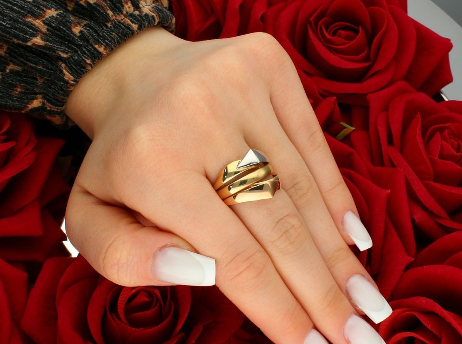 Złoty pierścionek szeroki z trzema kolorami złota próba 585 rozmiar 18, DIA-PRS-8927-585. Pierścionek jest wykonany z połączenia klasycznego żółtego, eleganckiego różowego i 2.jpg