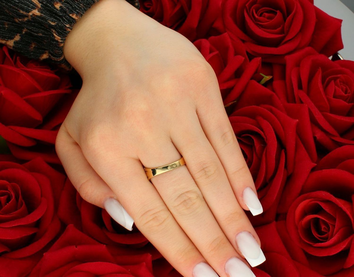 Złoty pierścionek szeroki z trzema kolorami złota próba 585 rozmiar 18, DIA-PRS-8927-585. Pierścionek jest wykonany z połączenia klasycznego żółtego, eleganckiego różowego i 2.jpg