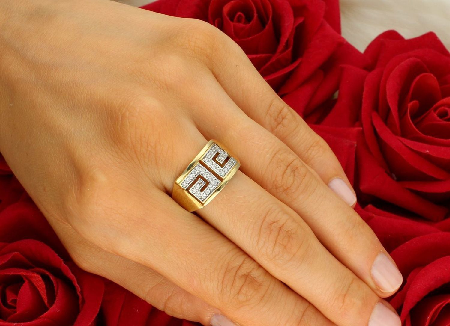 Złoty pierścionek damski próby 585 z motywem drogi greckiej i cyrkoniami. Szerokość górna 1,1 cm, dolna szyna 3 mm, waga 3,94 g. Model DIA-PRS-8929-585 – klasyka z blaskiem.1.jpg