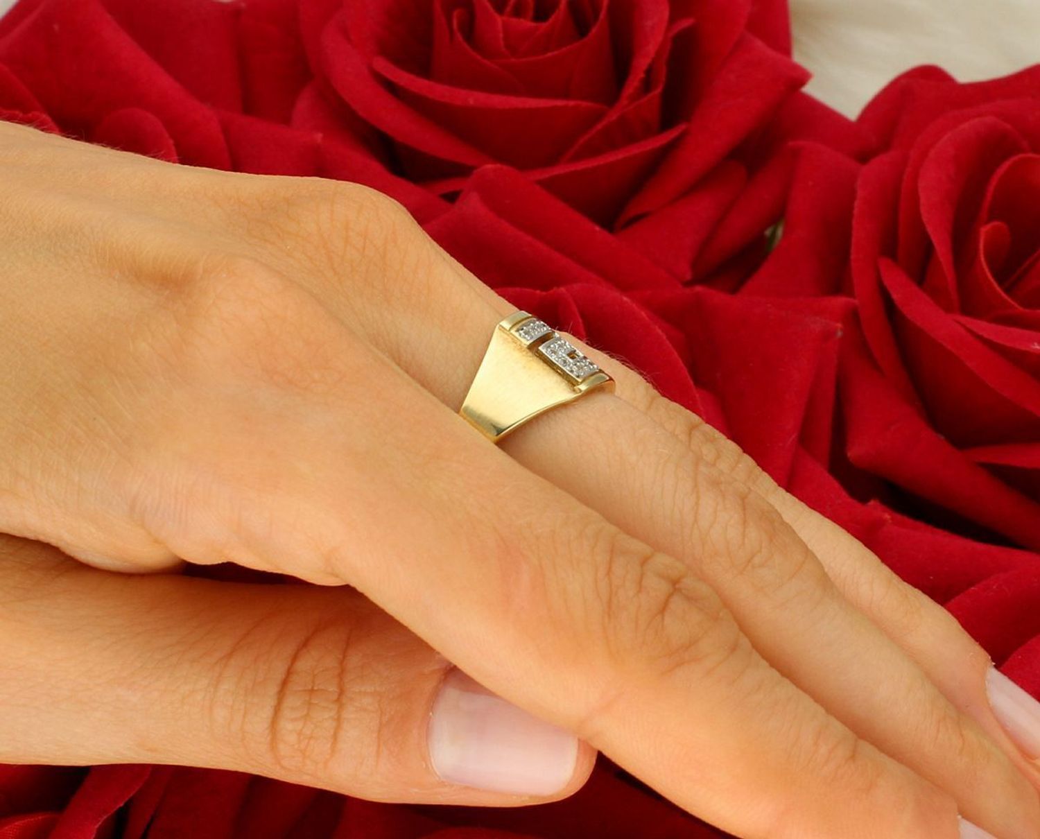 Złoty pierścionek damski próby 585 z motywem drogi greckiej i cyrkoniami. Szerokość górna 1,1 cm, dolna szyna 3 mm, waga 3,94 g. Model DIA-PRS-8929-585 – klasyka z blaskiem.1.jpg