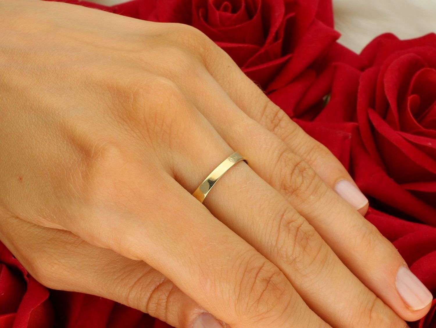 Złoty pierścionek damski próby 585 z motywem drogi greckiej i cyrkoniami. Szerokość górna 1,1 cm, dolna szyna 3 mm, waga 3,94 g. Model DIA-PRS-8929-585 – klasyka z blaskiem.1.jpg