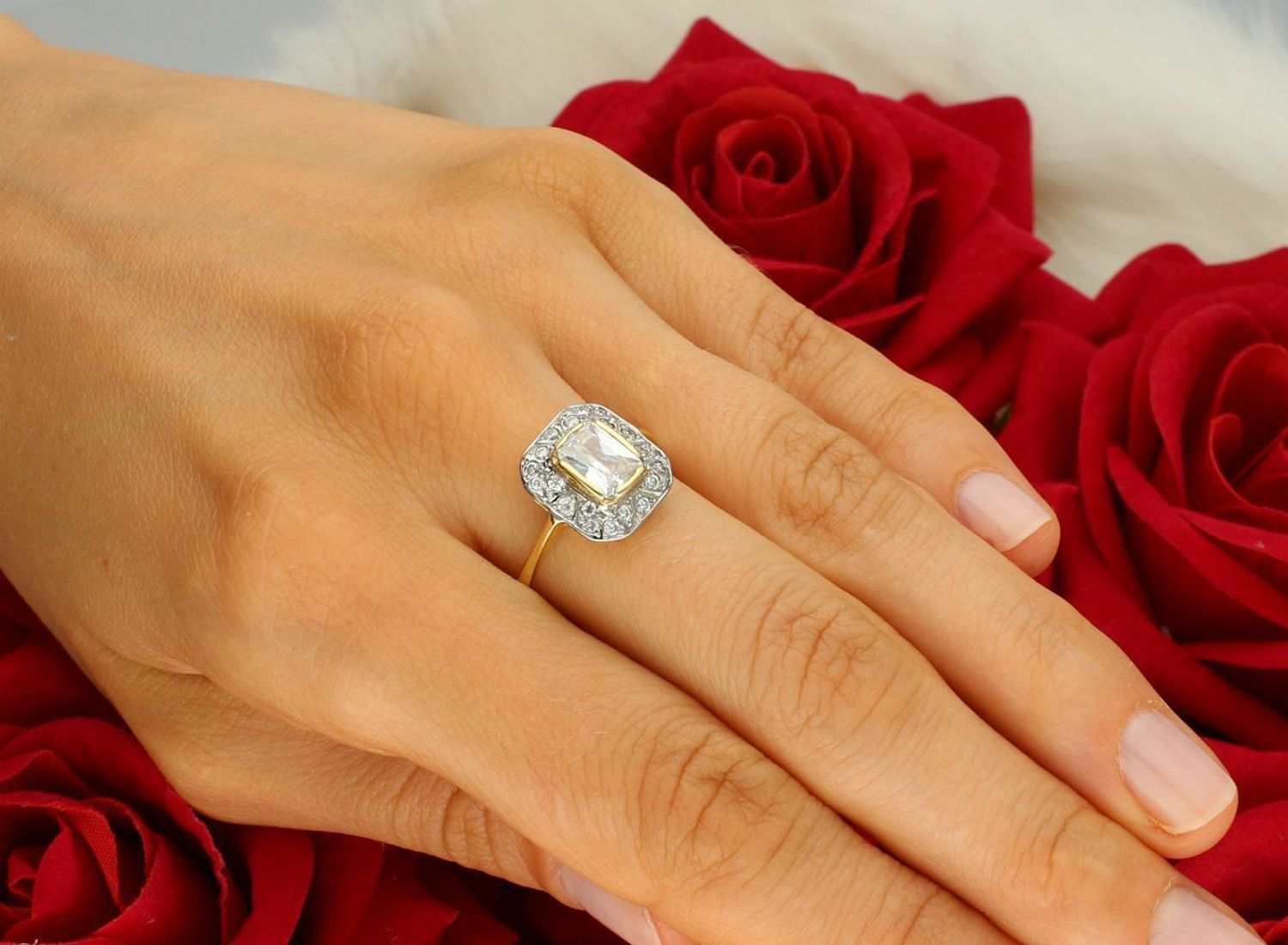 Złoty pierścionek damski próby 585 z prostokątnym elementem o wymiarach 1,2x1,3 cm zdobionym cyrkoniami. Szerokość szyny 2 mm, waga 3,40 g. Model DIA-PRS-8930-585 – nowoczesna elegancja.1.jpg