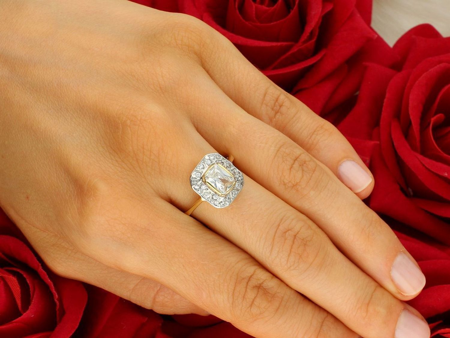 Złoty pierścionek damski próby 585 z prostokątnym elementem o wymiarach 1,2x1,3 cm zdobionym cyrkoniami. Szerokość szyny 2 mm, waga 3,40 g. Model DIA-PRS-8930-585 – nowoczesna elegancja.1.jpg