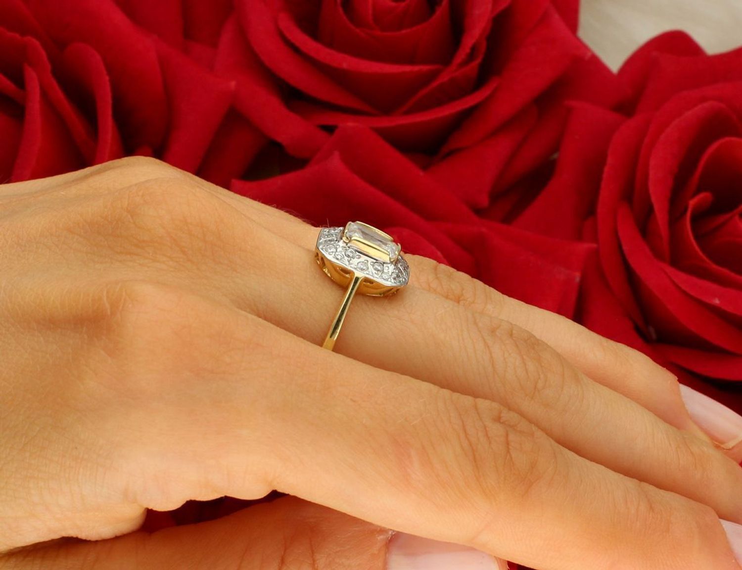 Złoty pierścionek damski próby 585 z prostokątnym elementem o wymiarach 1,2x1,3 cm zdobionym cyrkoniami. Szerokość szyny 2 mm, waga 3,40 g. Model DIA-PRS-8930-585 – nowoczesna elegancja.1.jpg