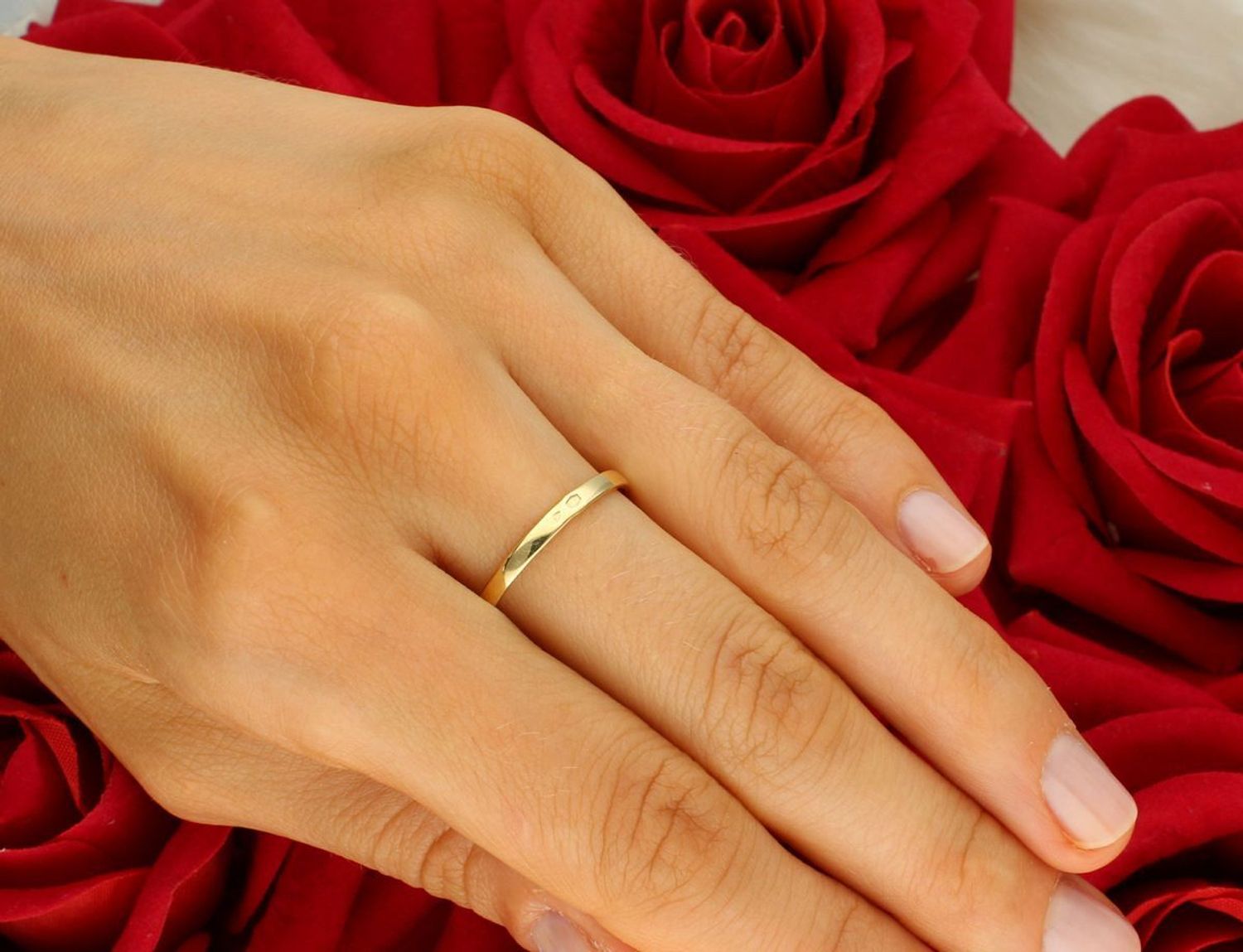 Złoty pierścionek damski próby 585 z prostokątnym elementem o wymiarach 1,2x1,3 cm zdobionym cyrkoniami. Szerokość szyny 2 mm, waga 3,40 g. Model DIA-PRS-8930-585 – nowoczesna elegancja.1.jpg