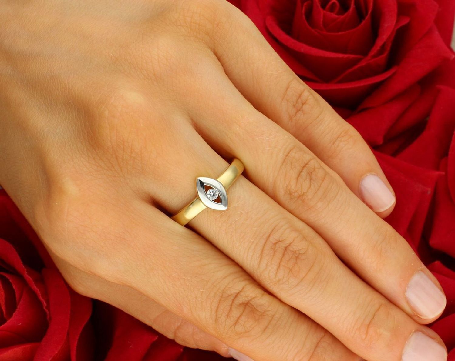 Złoty pierścionek damski próby 585 z białym złotem i cyrkonią. Ozdoba 6×9 mm, szyna 4 mm, waga 3,82 g, rozmiar 19. DIA-PRS-8932-585 – elegancja i kontrast w jednym.1.jpg