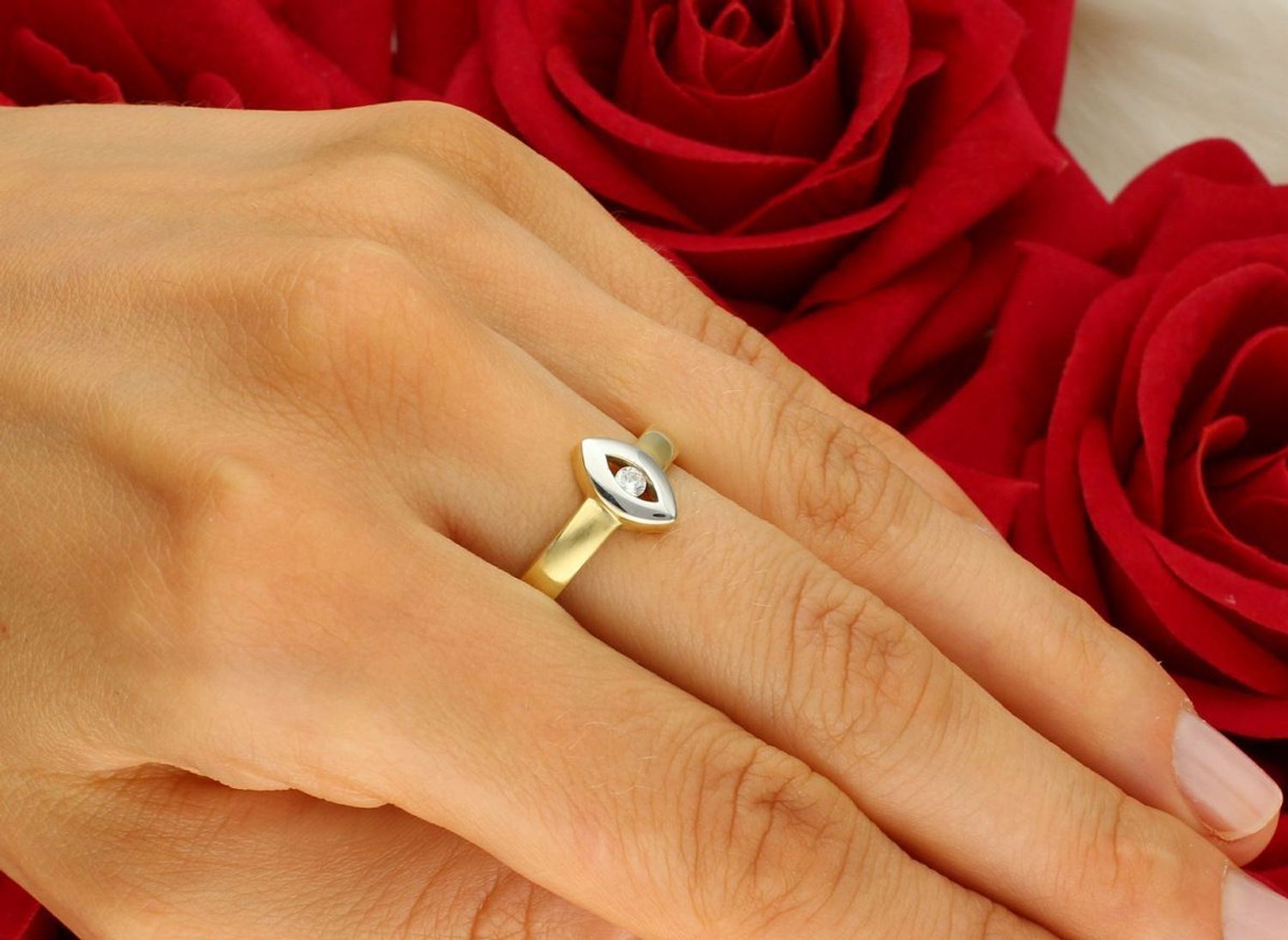 Złoty pierścionek damski próby 585 z białym złotem i cyrkonią. Ozdoba 6×9 mm, szyna 4 mm, waga 3,82 g, rozmiar 19. DIA-PRS-8932-585 – elegancja i kontrast w jednym.1.jpg